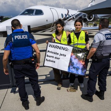 Zwitserland beboet klimaatactivisten die luchtverkeer verstoorden