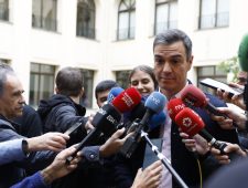 Spaanse premier Sánchez dreigt af te treden vanwege onderzoek naar vrouw