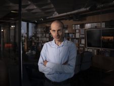 Yuval Noah Harari: ‘AI is in staat om intieme relaties met miljoenen mensen te kweken’