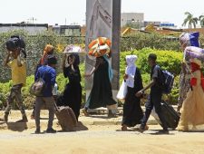 Gevlucht uit Khartoem. ‘Vier soldaten richtten hun wapens op ons’