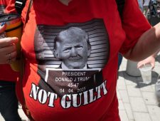 Oud-president Donald Trump formeel aangehouden in de federale rechtbank