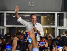 Griekse premier Mitsotakis behaalt grote verkiezingsoverwinning