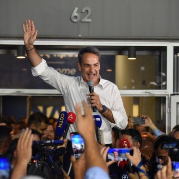 Griekse premier Mitsotakis behaalt grote verkiezingsoverwinning