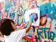 Tatoeages, graffiti en betere seks dan ooit. Nieuwe generatie ouderen breekt met clichés