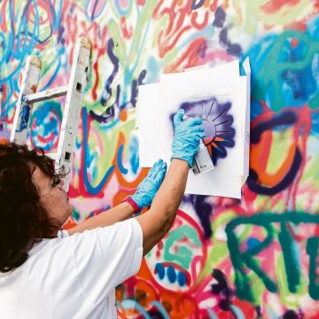 Tatoeages, graffiti en betere seks dan ooit. Nieuwe generatie ouderen breekt met clichés