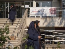 Iran: moraalpolitie gaat hoofddoekwet weer handhaven