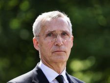 Stoltenberg plakt jaar aan ambtstermijn als chef NAVO