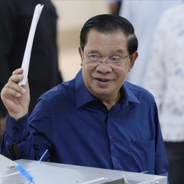 Cambodjaanse leider Hun Sen blijft langer aan de macht na doortrapte verkiezingen