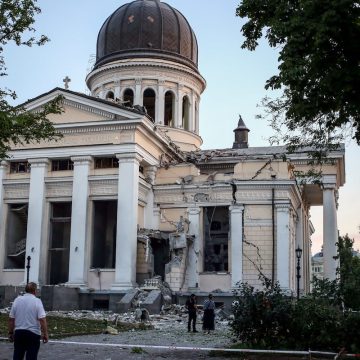 Grote schade aan kathedraal en twee doden bij Russische aanval op Odessa