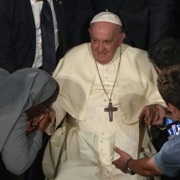 De paus ontmoet slachtoffers van seksueel geweld