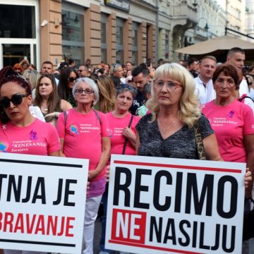 Duizenden demonstreren tegen femicide in Bosnië