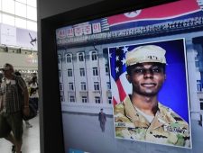 De VS halen de door Noord-Korea vrijgelaten soldaat Travis King terug