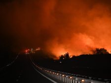Griekenland kampt met ‘grootste natuurbranden ooit in Europa’