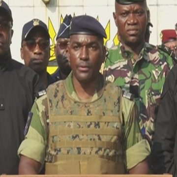 Hoofd presidentiële garde Gabon geïnstalleerd als interim-president na coup