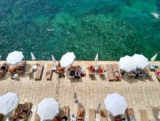 Kunnen we nog wel in de zomer op vakantie? ‘Het is te warm om naar het strand te gaan’