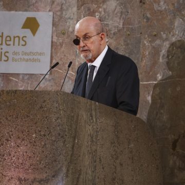 Schrijver Salman Rushdie ontvangt prestigieuze Duitse vredesprijs