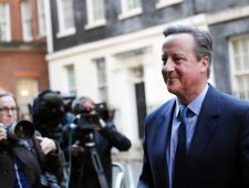 Britse premier Sunak herschikt kabinet, oud-premier Cameron keert terug