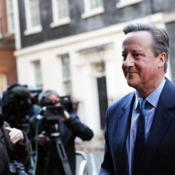 Britse premier Sunak herschikt kabinet, oud-premier Cameron keert terug