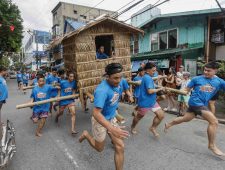 Wereldbeeld: In de Filipijnen help je elkaar verhuizen