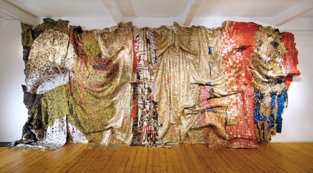 stedelijk museum schaft wandsculptuur el anatsui aan