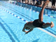 Ondanks de oorlog zwemmen Palestijnse en Israëlische tieners samen
