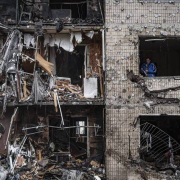 Russische aanval op Kyiv dompelt een deel van de stad in het donker