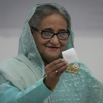 Premier Hasina wint omstreden verkiezingen in Bangladesh