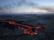 Wereldbeeld: IJsland doorkliefd door lavastroom