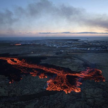 Wereldbeeld: IJsland doorkliefd door lavastroom