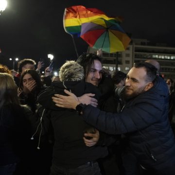 Homohuwelijk gelegaliseerd in Griekenland na lang politiek gevecht