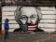 Julian Assange hoort of hij wordt uitgeleverd aan de VS