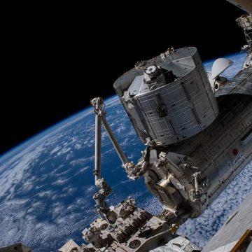 Japan lanceert ’s werelds eerste houten satelliet om ruimtevervuiling tegen te gaan