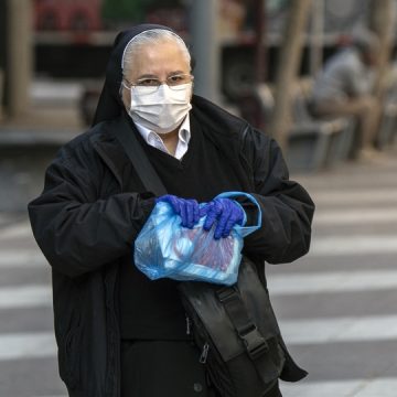 Chili doet onderzoek naar non die koffer met lichaam vriendin achterliet