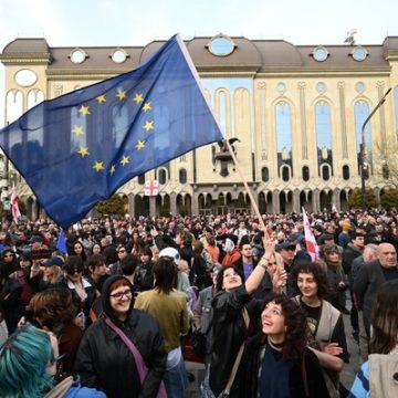 Omstreden wet in Georgië weer dichterbij na stemming in parlement