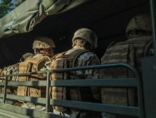 Hoe je meer mensen in een legeruniform krijgt