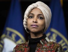 Ilhan Omar: ‘Zet de deur wijder open voor vluchtelingen’