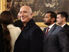 VS: Jeff Bezos legt <em>The Washington Post</em> een nieuwe koers op