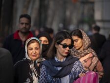 VN-rapport: Iran gebruikt technologie om vrouwen zonder hoofddoek op te sporen