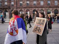 Servische studenten houden fietstocht om corruptie in Servië aan te kaarten
