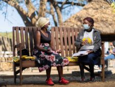 Deze oma's bieden therapie op een bankje in het park 