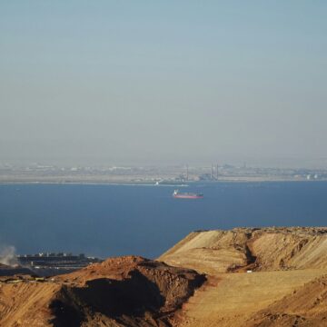 Egypte verlaagt voor drie maanden tarieven voor grote schepen in Suezkanaal