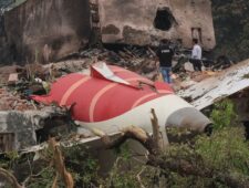 India: vliegtuig crasht met 242 mensen aan boord