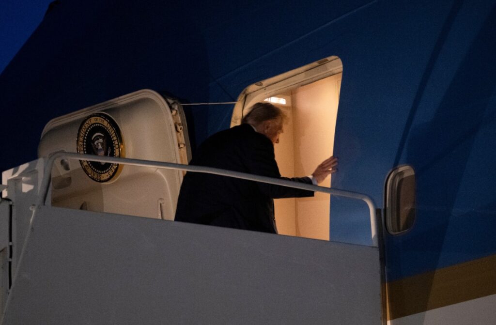 Trump stapt op het vliegtuig terug naar Washington met een vroegtijdig vertrek van de G7-top