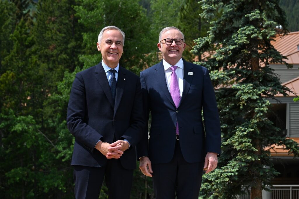 De Canadese premier Mark Carney (links) en de Australische premier Anthony Albanese (rechts)