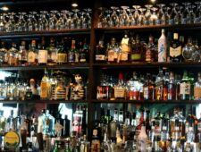 Waarom veel alcohol drinken economisch verantwoord is