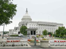 Een autocratie wordt niet verslagen vanaf de zijlijn