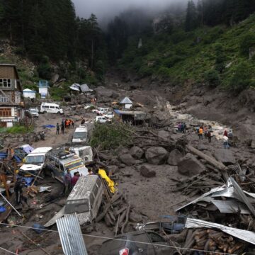 Meer dan zestig doden in Nepal en India door overstromingen en aardverschuivingen