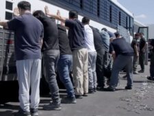 VS: immigratiedienst arresteert zo’n 500 mensen in een fabriek in Georgia