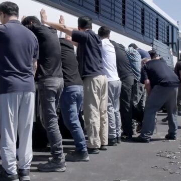 VS: immigratiedienst arresteert zo’n 500 mensen in een fabriek in Georgia