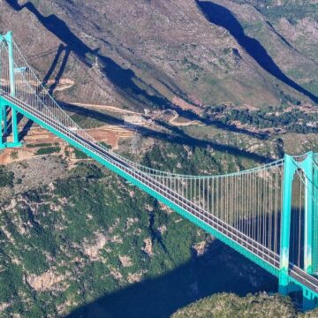 China opent officieel de hoogste brug ter wereld: 625 meter